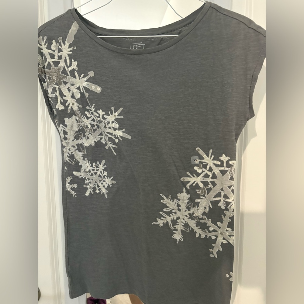 LOFT Gray Snowflake Tee, Sz XS  Not Used